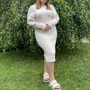 Klänning  - Stickad/virkad klänning ifrån Gina tricot. Slits i mitten på baksidan. Använd 1 gång.