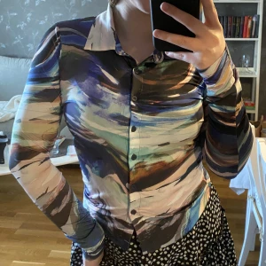 Blus - Färgglad blus från bikbok i Stl M, använd 2 gånger. Stretchigt material