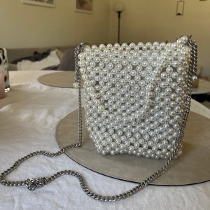 Väska zara - Väska med pärlor från zara. Artikelnummer 6556/810. Superfint skick, ser ut som ny. Nypris 399kr. Passar perfekt till exempelvis balen eller liknande. Kedjan går att ha cross over 🤍