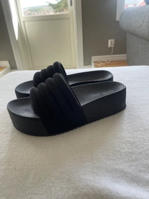Höga tofflor  - Skitsnygga coola tofflor från asos med hög sula! 200kr + frakt 📦 strl 38