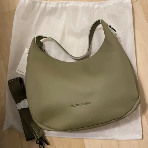 Claudia canova väska  - Crossbody eller axelbandsväska Kommer med dustbag och axelband Helt oanvänd  Mått: Height: 30cm Width: 35cm Depth: 11cm
