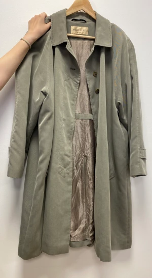 Trenchcoat - Trenchcoat i herrmodell storlek 44