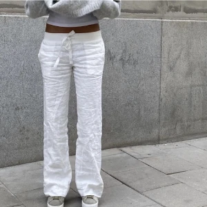 Alobha label - Intressekoll på mina helt oanvända alobha label linnebyxor, jag är 164 och de är för långa på mig. Helt slutsålda på hemsidan. Hör av er angående frågor☺️