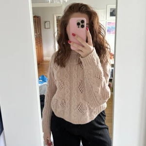 Stickad tröja från PIECES - Superfin och mysig tröja från PEICES🩷 Lite liten i storleken, är en L men passar S, M och L skulle jag säga 🥰 Jag är 175 cm och brukar ha S/M för referens☺️