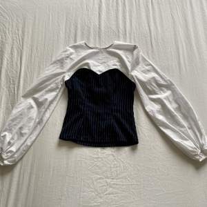 Svartvit randig skjorta från H&M i storlek 34. Använda 1 gång.  Dragkedja i bak.