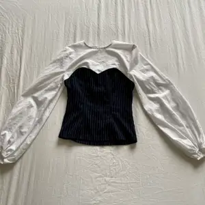 Svartvit randig skjorta från H&M i storlek 34. Använda 1 gång.  Dragkedja i bak.