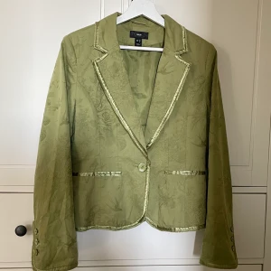 H&M grön blazer  - Jättefin grönmönstrad blazer!!💓💓 Den är i storlek 40 men sitter mer som en 38. Säljer pga inte kommit till användning. (Fråga om fler bilder privat)