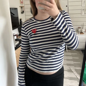 commes des garçons tröja  - Marinblå långärmad T-shirt, köpt på NK i Göteborg. Använd men i bra skick! 💓