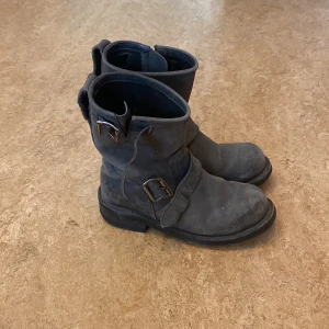 Gråa Primeboots - Skitsnygga men för små, strl 37 men gick inte att få på så jag skulle säga 36