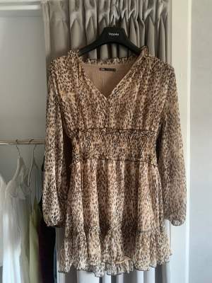 Super snygg klänning från zara, köptes förra året! Använd få gånger o i fint skick!❤️❤️ perfekt till sommarn