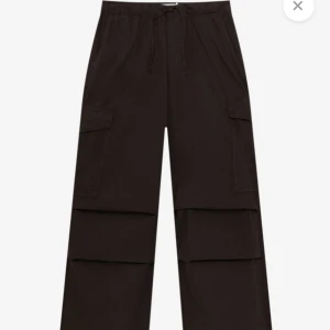 Parachute pants - Parachute pants från Pull & Bear. Använda en gång. Org pris 400kr men säljer för 100 Stl S men passar fler för det är vida och har dragsko