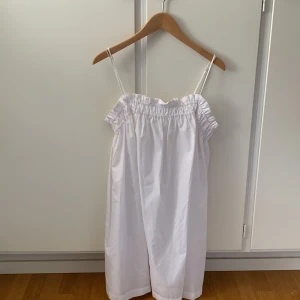 Kort söt klänning - Så fin vit sommarklänning från h&m som är köpt i somras, men aldrig använt!🤎säljer för 100 + frakt!
