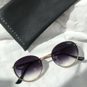 Quay Australia Solglasögon - Säljer dessa Quay Australia solglasögon i nyskick. Nypris: 800kr. Säljer för 300 inkl frakt
