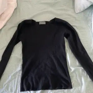 Säljer denna fina svarta tröja från ARITA för den inte kommer till användning, vet ej storlek men passar mig som är XS/S säljer för 80kr+frakt💖💖