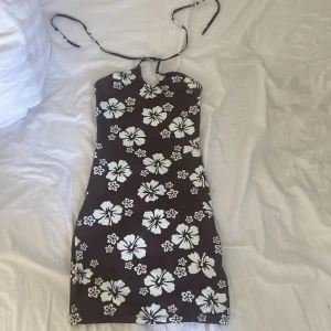 Halterneck klänning - Såå fin halterneck mini klänning från H&M ❤️