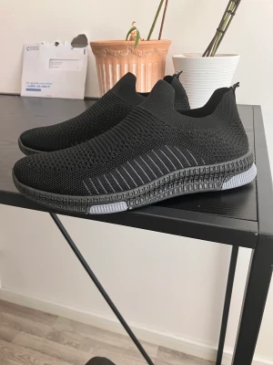 Nya skor utan snörning  - Helt nya skor utan snörning. Köptes men var för små i storleken. Strl 43 men passar någon som har storlek 42. Skorna är lättvikts skor med dämpad sula. Ny pris 850 kr.