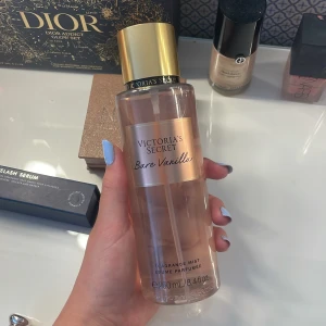 Bare vanilla☁️🤍🫧 - Underbar body mist från Victorias Secret🫧 250 kr🤍 Helt ny (nypris 282 kr)🤍 Doften Bare Vanilla, perfekt doft nu till sommaren🤍 Slutsåld typ hela tiden!! Priset gäller🫶🏼