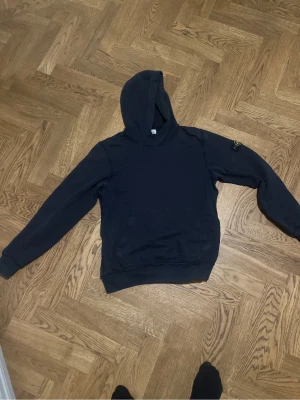 Stone island hoodie - Säljer min knappt använda stone island hoodie storlek junior men passar mig perfekt och jag är 175. Kan tänkte mig att gå ner i pris vi snabba affärer 