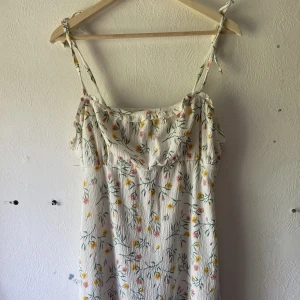 Sommar klänning  - Bra skick med gul och rosa blommor. 