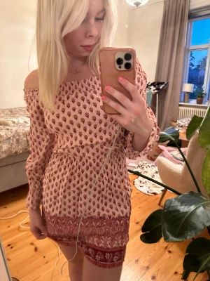 Klänning Hollister  - Världens sötaste klänning från Hollister, nyskick, säljs inte längre, sååå mjuk i materialet och väldigt skön❤️