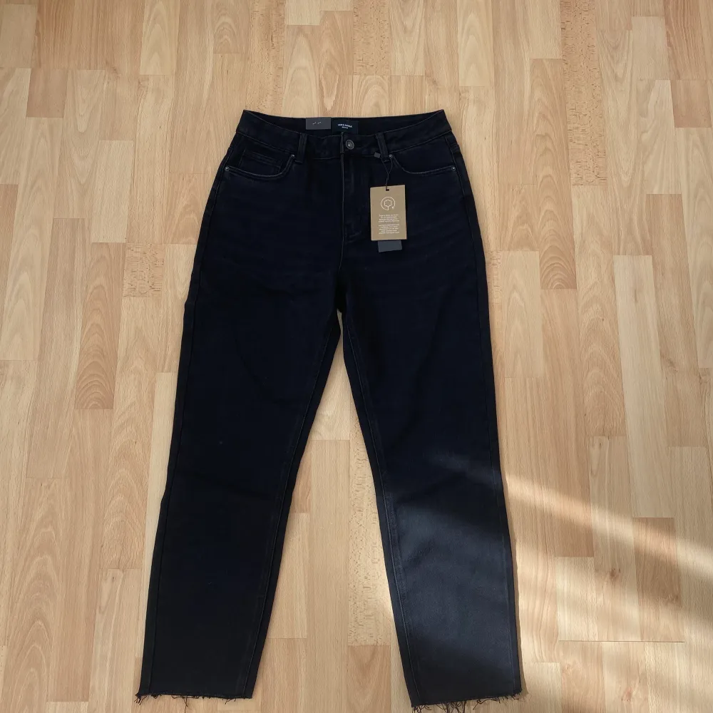 Dessa jeans från Vero Moda har prislappen kvar då de aldrig använts❤️ Jeansen har medelhög midja och är i en rak modell :). Jeans & Byxor.