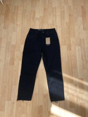 Svarta raka jeans - Dessa jeans från Vero Moda har prislappen kvar då de aldrig använts❤️ Jeansen har medelhög midja och är i en rak modell :)