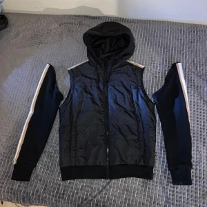 Boss jacka - Armarna är borttagbara. Endast använd 2 gånger utöver det så har den bara legat i garderoben ända sen jag köpte den. Jag köpte den för ca 3700 kr affär!. INGA SKADOR SOM NY! 