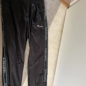 Champion byxor  - Snygga champion byxor sitter fint Skulle Säga Passar Mellan S-M beroende på hur man vill ha pass formen