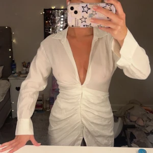 sommar klänning  - Fin men genomskinlig klänning ifrån zara, passar perfekt till varma utomlands middagar eller en utgång.