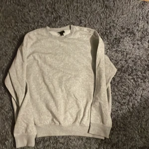 H&M sweatshirt 2 st - Hm sweatshirt relaxed fit  Storlek L tröjorna är i princip helt oanvända och i perfekt skick 2st för 175 1 st för 100