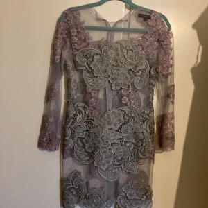 Spetsklänning  - Grå/silvrig spetsklänning, aldrig använd i storlek 36