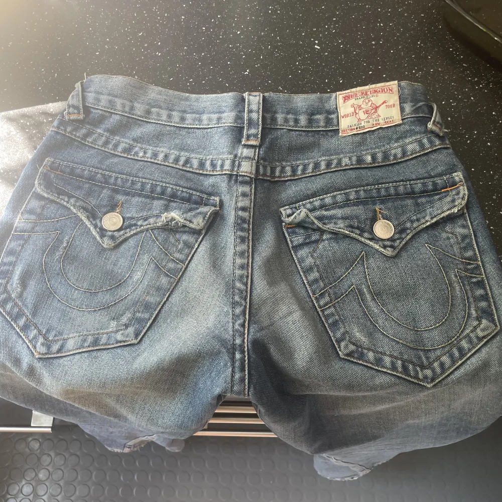 Intressekoll på mina fina true religon jeans då det börjar bli lite försmå för mig och jag vill köpa ett par nya💕jag är 180 och det är på gränsen till för korta, innebenslängden är 83-84 cm, kan skicka bild på hur det sitter, hör av er vid frågor💕. Jeans & Byxor.