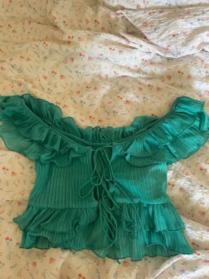 Zara topp - Så söt turkos topp från zara. Är i storlek S men passar nog både mindre och större. Har aldrig använd den men den är lite fransig i snörningen, utöver det superfint skick! 