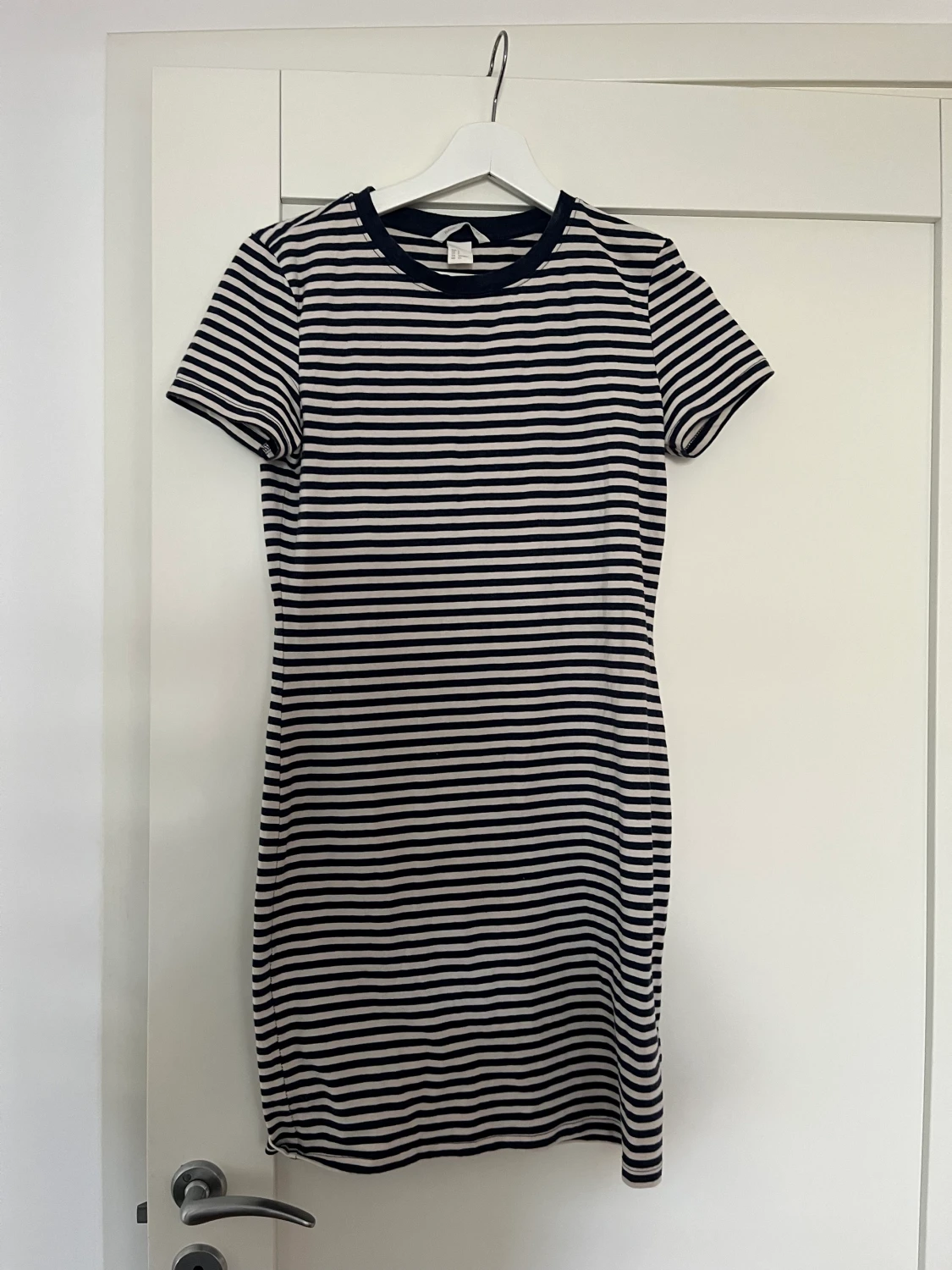 Blårandig klänning