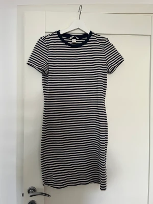 Blårandig klänning - Blå vit randig t shirt klänning, går till mitten på låret för mig som är 165cm