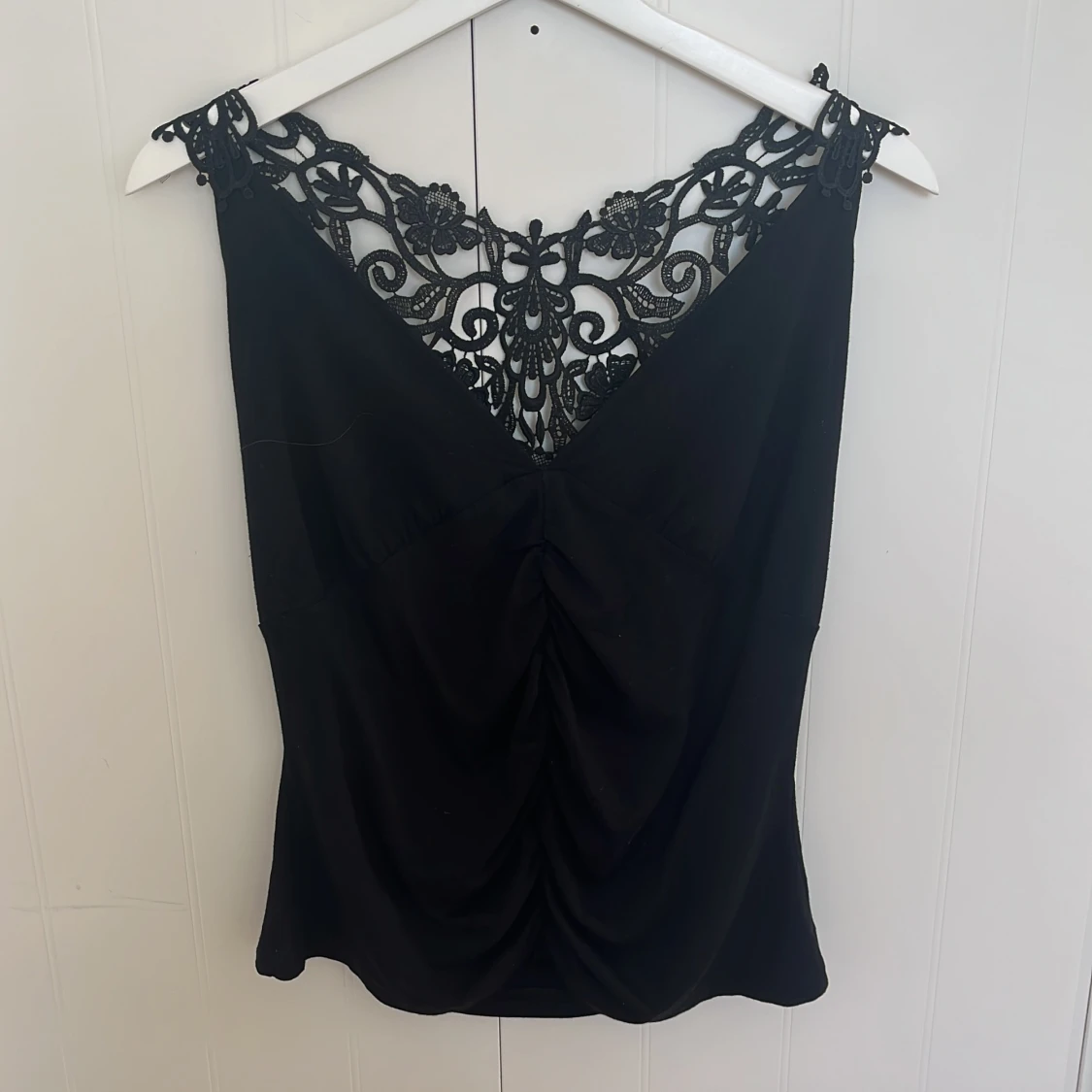 Figursytt linne med djup rygg