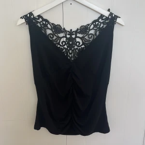 Figursytt linne med djup rygg - Superfint linne med spets och djup rygg som inte kommer till användning längre