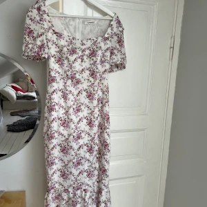 Blommig sommarklänning  - Jättefin blommig sommarklänning från Glamorous i storlek 36 som tyvärr har blivit för liten för mig. Endast använd en gång🤍