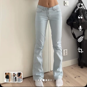 Lågmidjade jeans - Superfina ljusblå jeans från Levis🤍 bootcut som jag sytt lite vilket är som på bilden, vill man ha de mer bootcut är det bara att sprätta upp🤍  Midjemått ca  76 cm innerbenslängd ca 84cm Lite stora på mig som har 34/xs