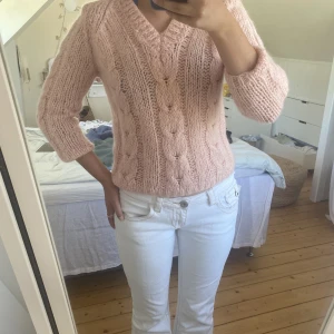 Stickad  - Super gullig stickad tröja! 🙌🙌 Köpt secondhand sitter tajt på mig som vanligtvis har S