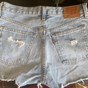 Levis shorts - Levis shorts som jag tyvärr har vuxit ur. Kan skicka bättre bilder vid intresse. Står inte storlek men skulle säga XS-S. Kan även skicka mått vid intresse! 