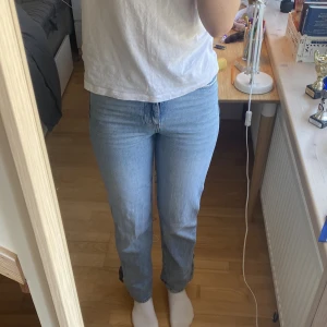 Mid waist jeans  - Säljer mina jeans för att dem har blivit för små för mig. Dem är medelhöga i midjan och har slits. Dem är i fint skik