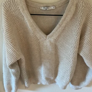 Stickad tröja - Fin tröja i bra skick💕                         Tröjan är i storlek M men passar både S och L beroende på hur man vill att den ska sitta, säljs då en inte används längre🤍🤍