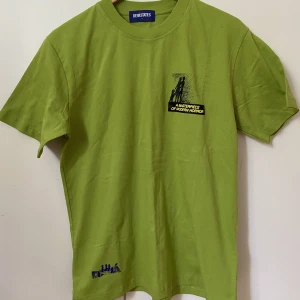 T-shirt med tryck - Aldrig använt. Text: ”A Masterpiece Of Modern Horror” “DEVÁ”