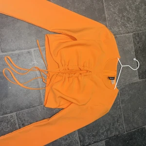 Tröja - Knyter mellan brösten