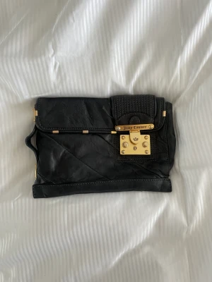 Clutch juicy couture - Säljer denna fina clutch från juicy, spännet strular lite men enkelt att fixa hos skomakare. Köptes för tre år sedan i Dubai för 1600 kr.