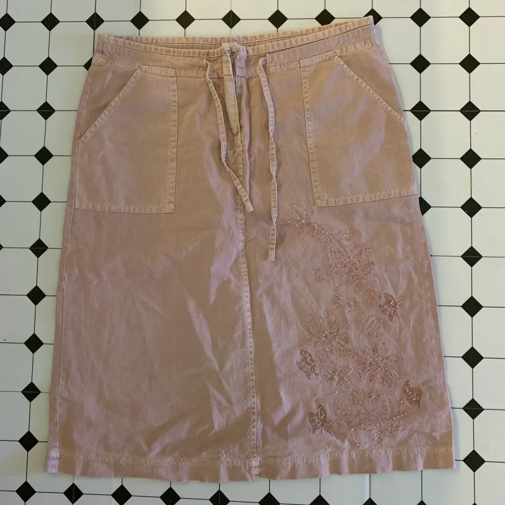 🪩 Ljusrosa kjol med detaljer från tidigt 00-tal. Inga defekter! 🪩 . Kjolar.