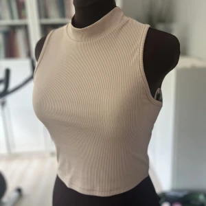 Linne  - Jättefin beige top som tyvärr inte passar 