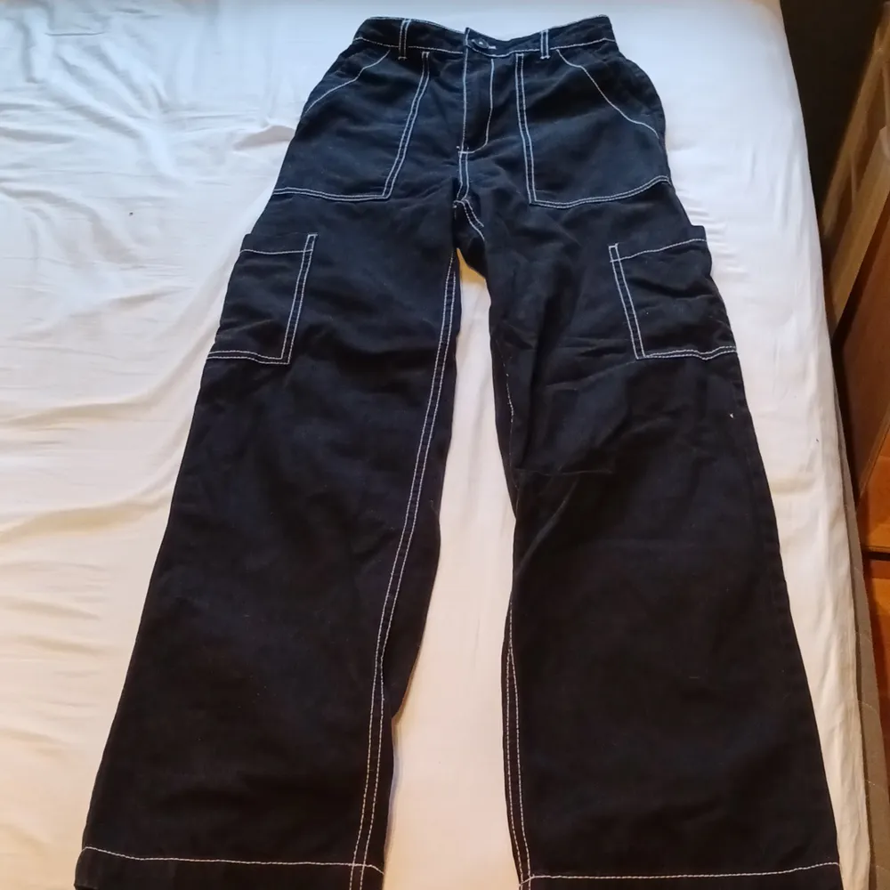 Ett par svarta högmidjande jeans.. Jeans & Byxor.
