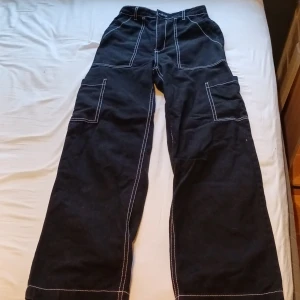 Högmidjade jeans - Ett par svarta högmidjande jeans.